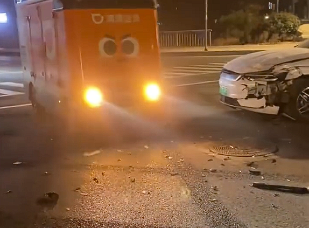 两台轿车相撞碎片散落一地 无人驾驶送货车放着歌华丽路过
