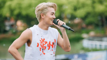 菜农杀猪摆长桌宴向他致谢｜吴克群到贵州山村帮忙卖掉3万斤蔬菜 