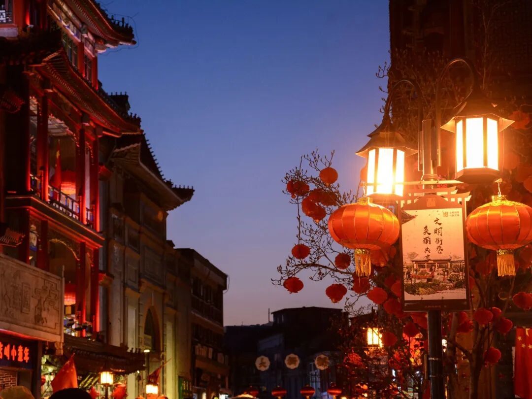 北京年味天花板!6条特色街区,逛遍老北京的烟火与浪漫!