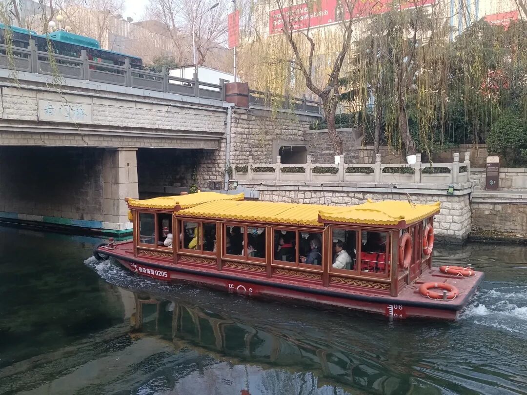 70后姐姐，4小时3万步，徒步环游济南护城河：在古城泉水间，寻找老舍笔下济南的冬天