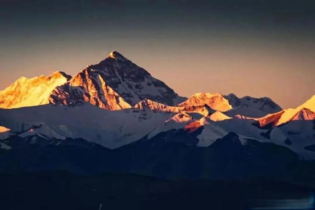 追寻雪山之巅的金色奇迹:一份超详细的日照金山观赏指南
