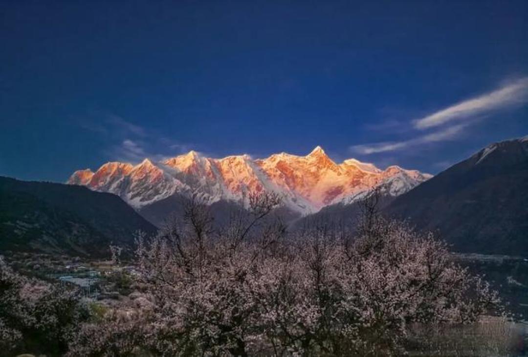 追寻雪山之巅的金色奇迹:一份超详细的日照金山观赏指南