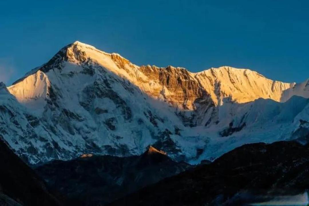 追寻雪山之巅的金色奇迹:一份超详细的日照金山观赏指南