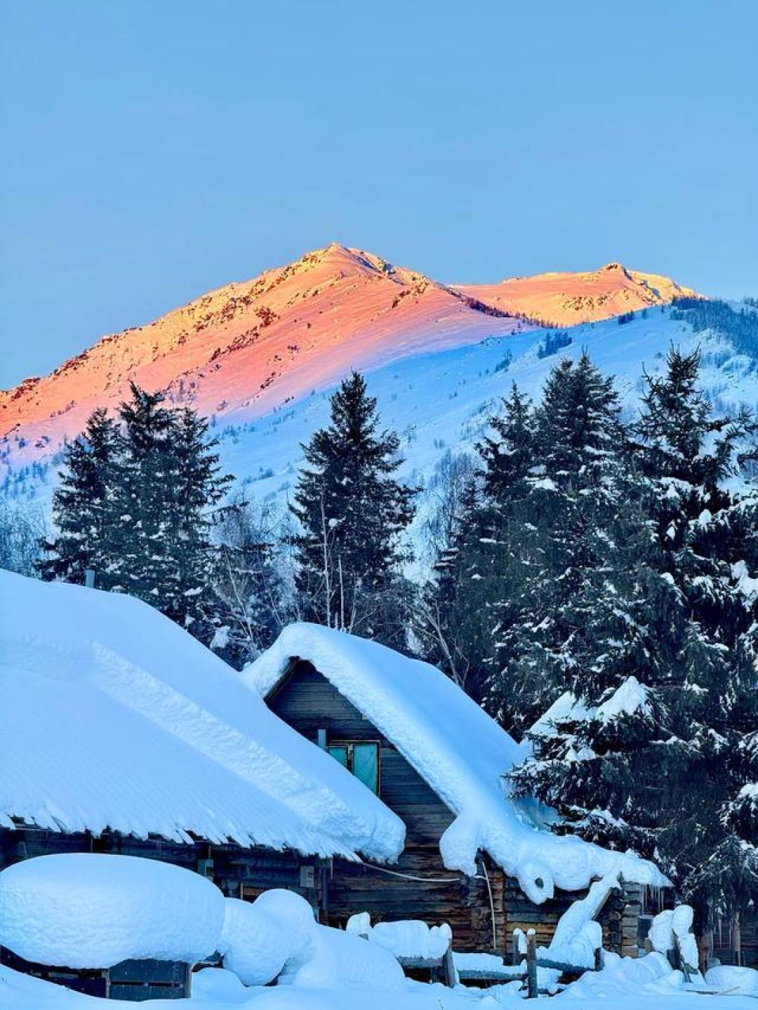 追寻雪山之巅的金色奇迹:一份超详细的日照金山观赏指南