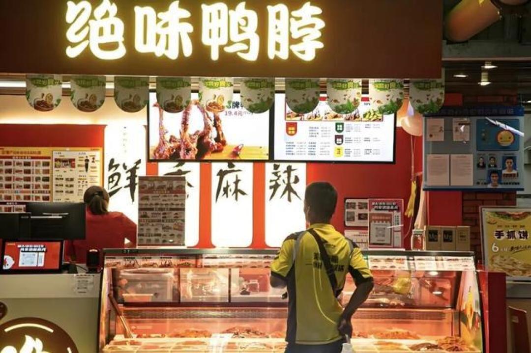 巨亏被ST,日均关7店,绝味鸭脖为何从神坛跌落?