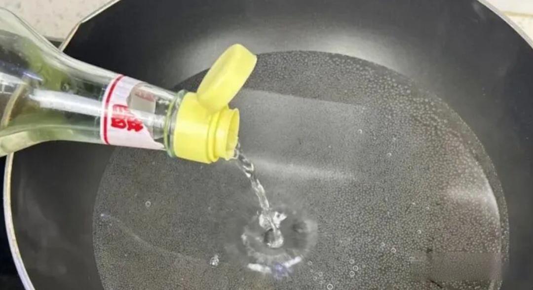 水煮荷包蛋怎么做不散不起白沫呢?