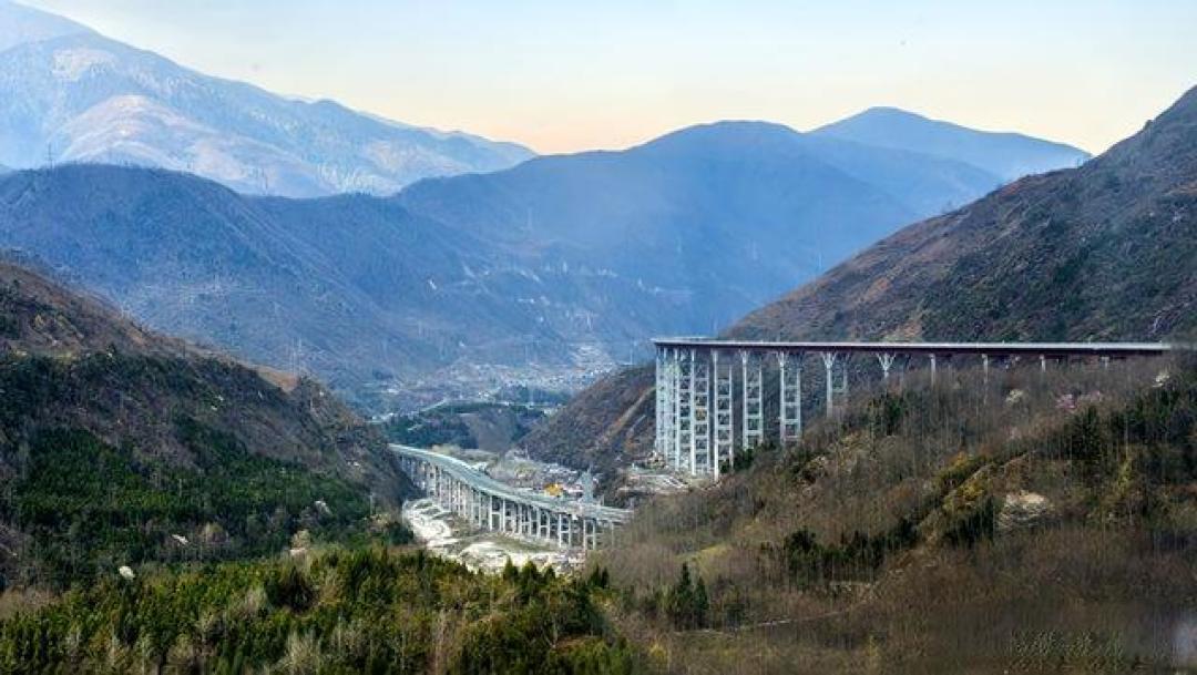 乐西高速与雅西高速:风景之旅的对比