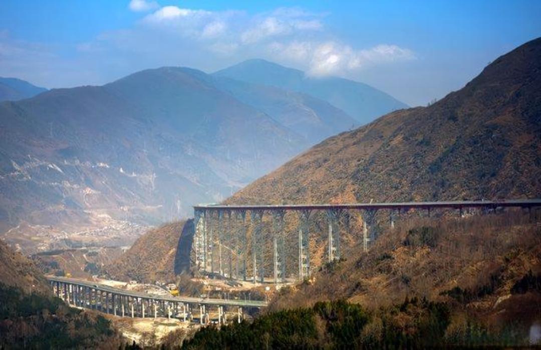 乐西高速与雅西高速:风景之旅的对比