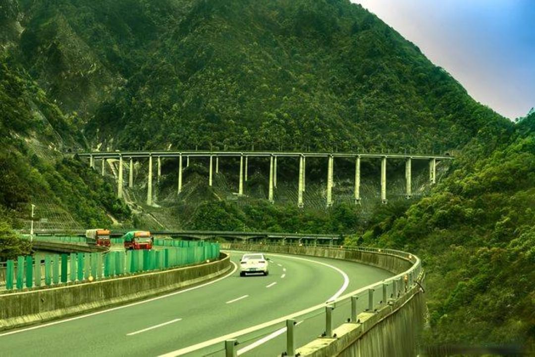 乐西高速与雅西高速:风景之旅的对比