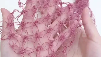 钩织所罗门结花样 @苏苏姐家官方旗舰店 幻羽珠片马海13干枯玫瑰
📝 钩织干货｜超仙的七宝针花样教程
看似复杂的镂空花纹，其实规律超简单
跟着视频一步步来，新手也能轻松get
成品做围巾、发带、小披肩都绝美
软fufu的线材+精致花型，氛围感直接拉满💯
#钩针教程 #七宝针 #手工编织教程