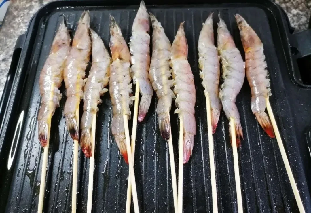 一根竹签让大虾吃出饭店大菜既视感,不用剥壳,孩子抢着吃