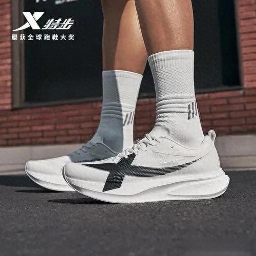 别只盯着耐克阿迪！这几双国产跑鞋，成了老鸟的“隐藏训练神器”