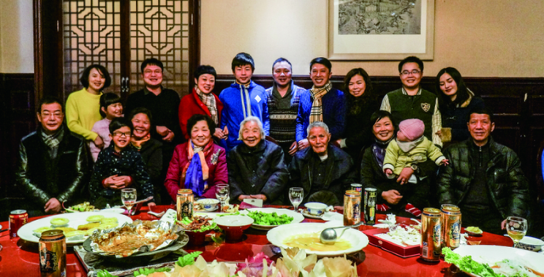 浙江101岁奶奶“反向作息”,日子过得比年轻人还“鲜活”:每天熬夜追剧到凌晨2点,一天吃2顿,爱吃薯片沙琪玛等