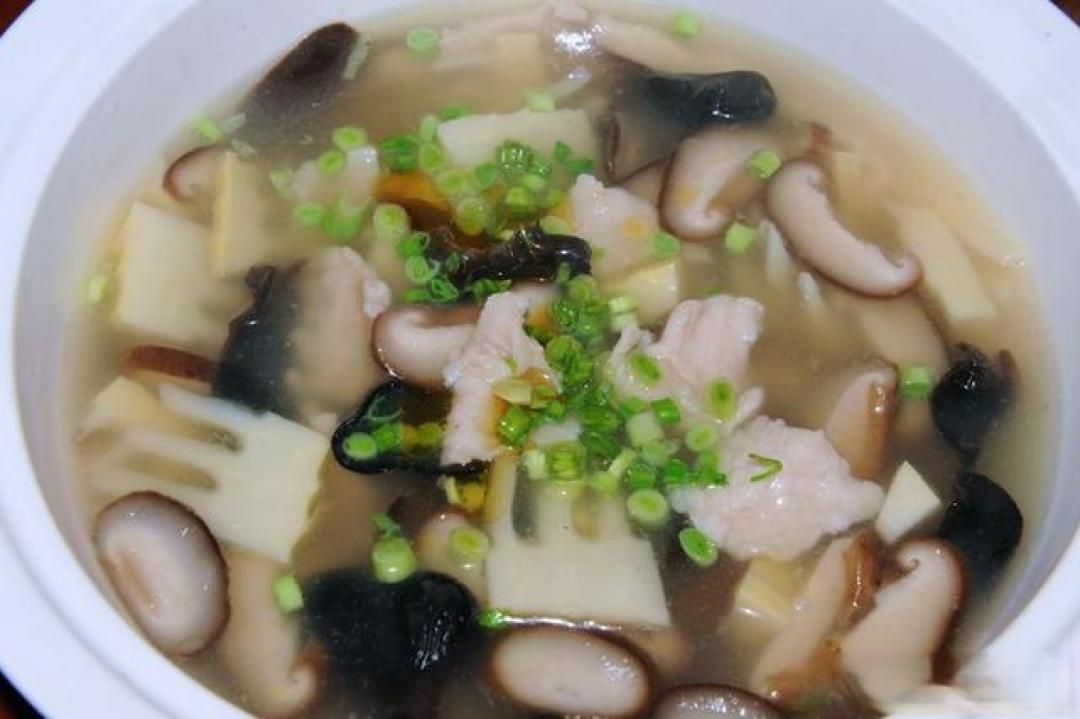 冬笋香菇滑肉汤(鲁菜)