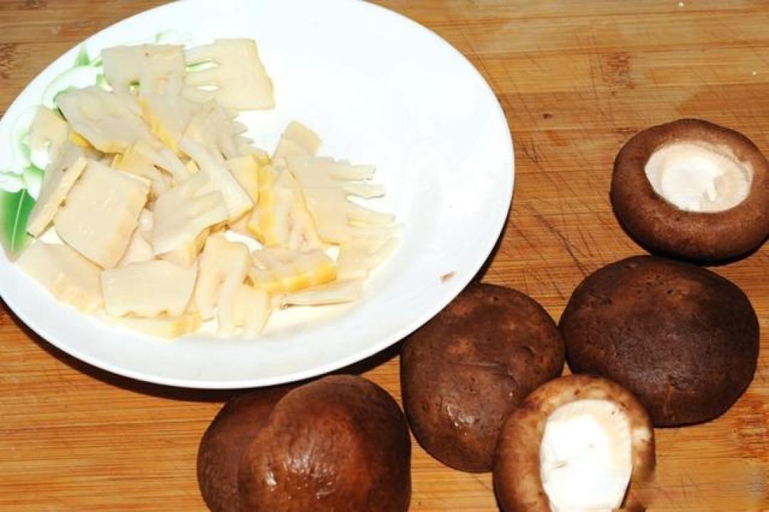 冬笋香菇滑肉汤(鲁菜)