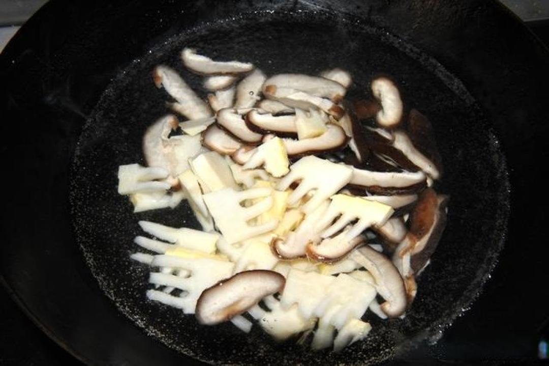 冬笋香菇滑肉汤(鲁菜)