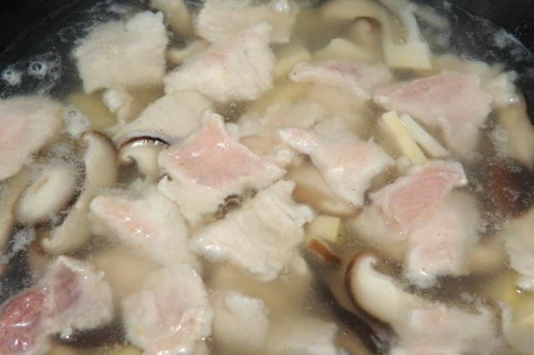 冬笋香菇滑肉汤(鲁菜)