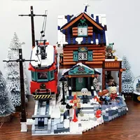 终于拼完拼奇这款经典山顶旅馆！在家搭出冬日童话镇
3层木屋可全打开！每层都是电影场景：
1F冰雪装备库 2F观景咖啡厅 3F阁楼暖炉房
手动缆车太治愈，转动旋钮看它爬雪山
屋外巨兽化石埋雪中，屋檐冰锥都复刻
人仔在打冰球、堆雪人、泡温泉…细节多到拍不完！
-
虽然不算新品，但质感依然惊艳
想收治愈系积木的闭眼入，冬日氛围感天花板～#山顶旅馆 #拼奇积木 #国产积木 #木屋积木 #属于追星人的年货