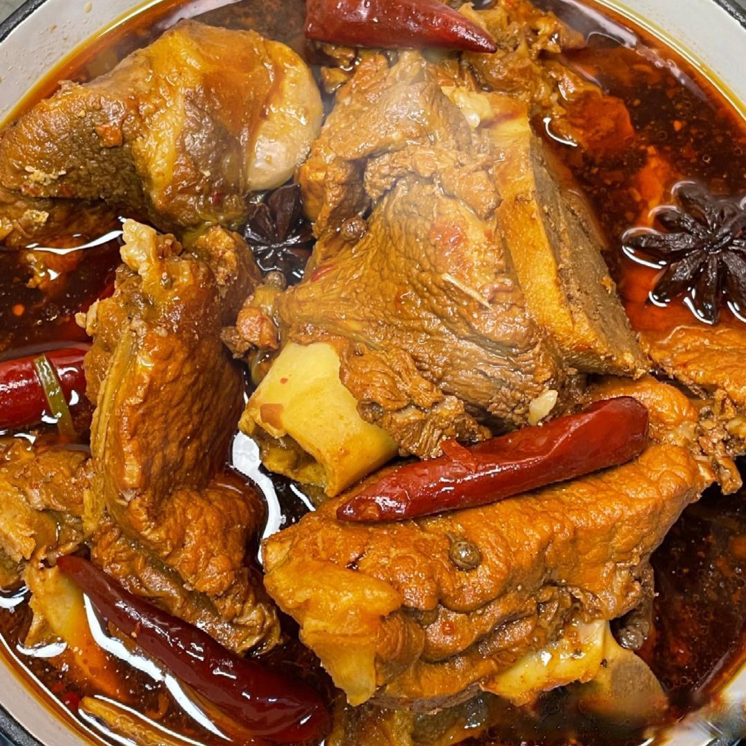 炖肉的时候,有时肉越炖越烂,有的时候却越炖越硬,这是为什么呢?背后有什么科学道理呢?