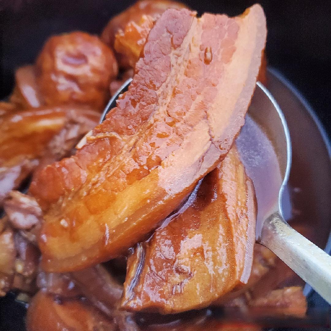 炖肉的时候,有时肉越炖越烂,有的时候却越炖越硬,这是为什么呢?背后有什么科学道理呢?