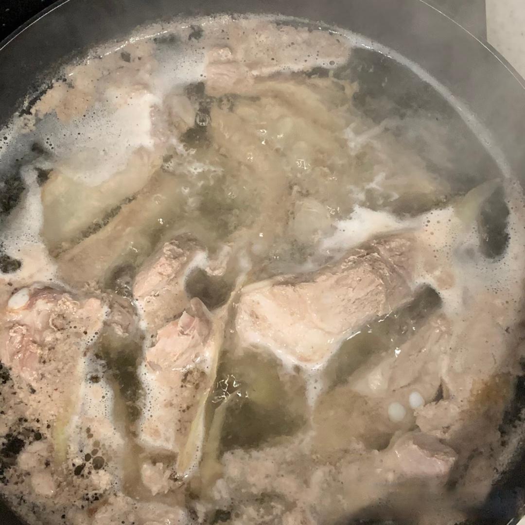 炖肉的时候,有时肉越炖越烂,有的时候却越炖越硬,这是为什么呢?背后有什么科学道理呢?