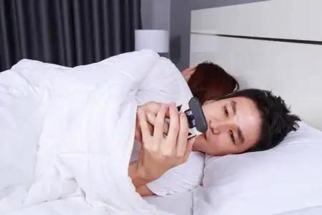 医生发现:经常睡前玩手机的人,不用几个月,睡眠或有5大变化