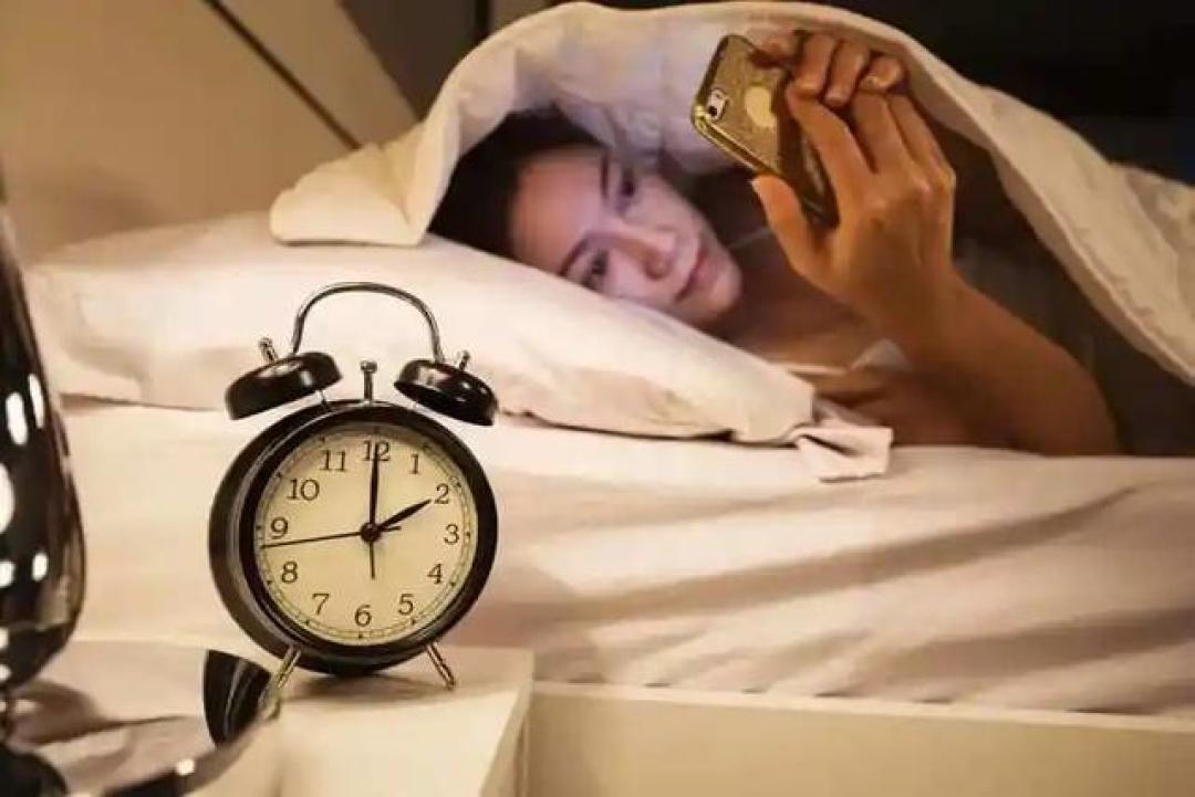 医生发现:经常睡前玩手机的人,不用几个月,睡眠或有5大变化