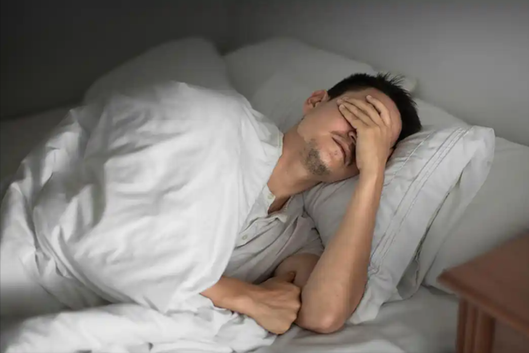 医生发现:经常睡前玩手机的人,不用几个月,睡眠或有5大变化