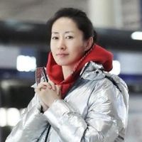 刘敏涛穿出40+女人想要的时髦感，羽绒服不搭配裙子，简约又高级