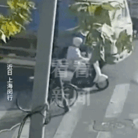 上海街头，骑电动车女子瞬间被卡车碾过头部……这个细节保命↗
