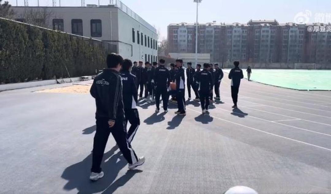 榜样!王楚钦亚洲杯夺冠参加国乒迎新万米跑,与牛冠凯薛飞并驾齐驱