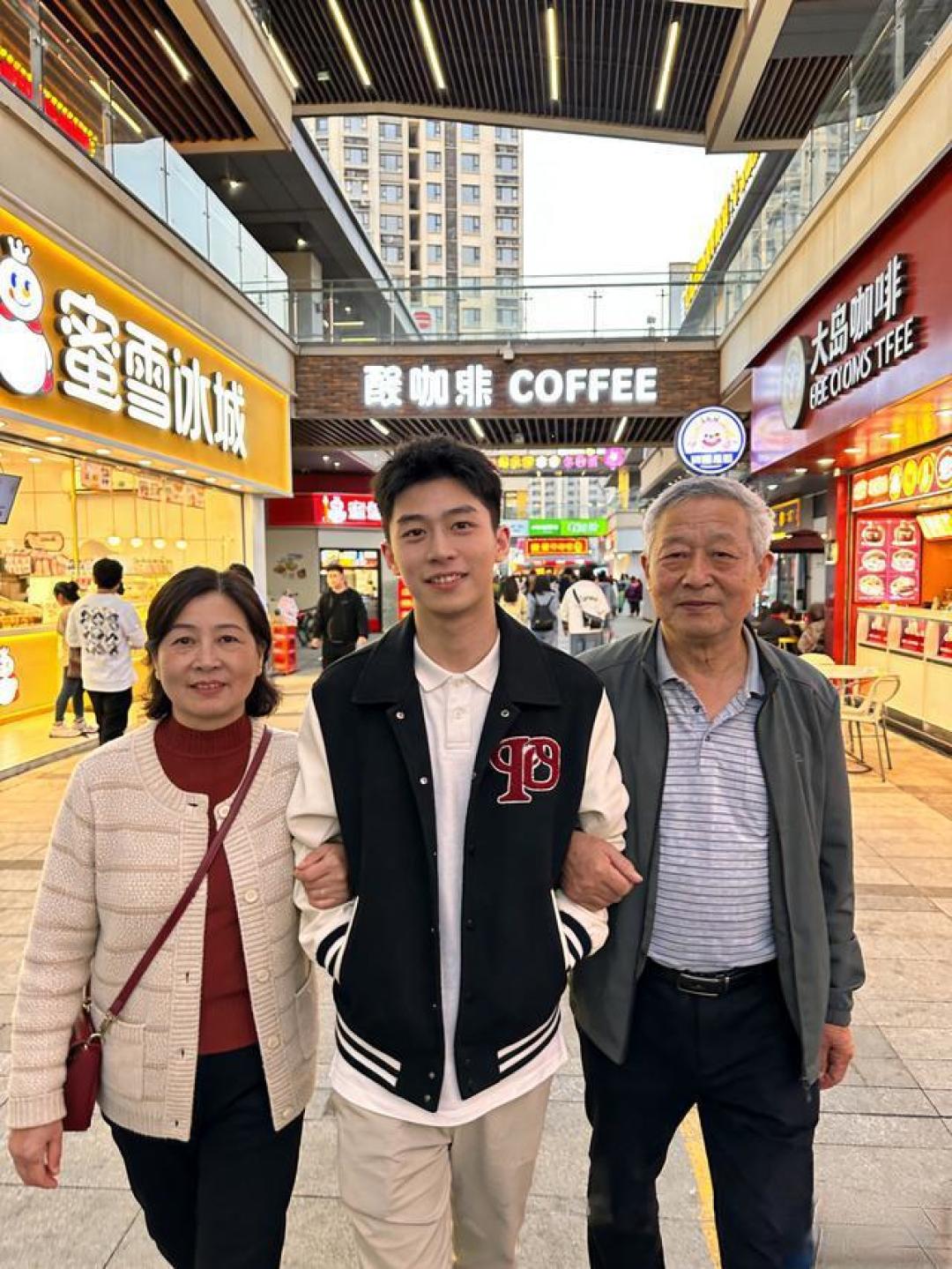 不挤春运，不被催婚，接父母进城过年成年轻人新潮流