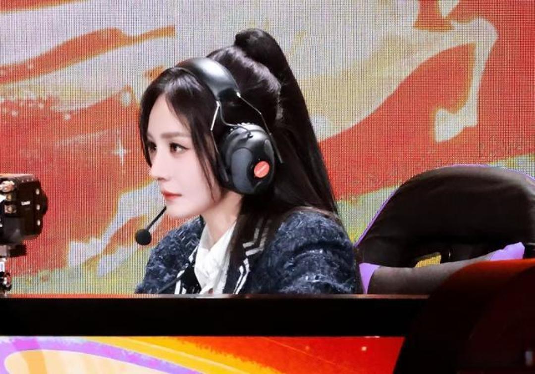 杨幂王者表演赛再搭档九尾,双马尾校花造型引热议