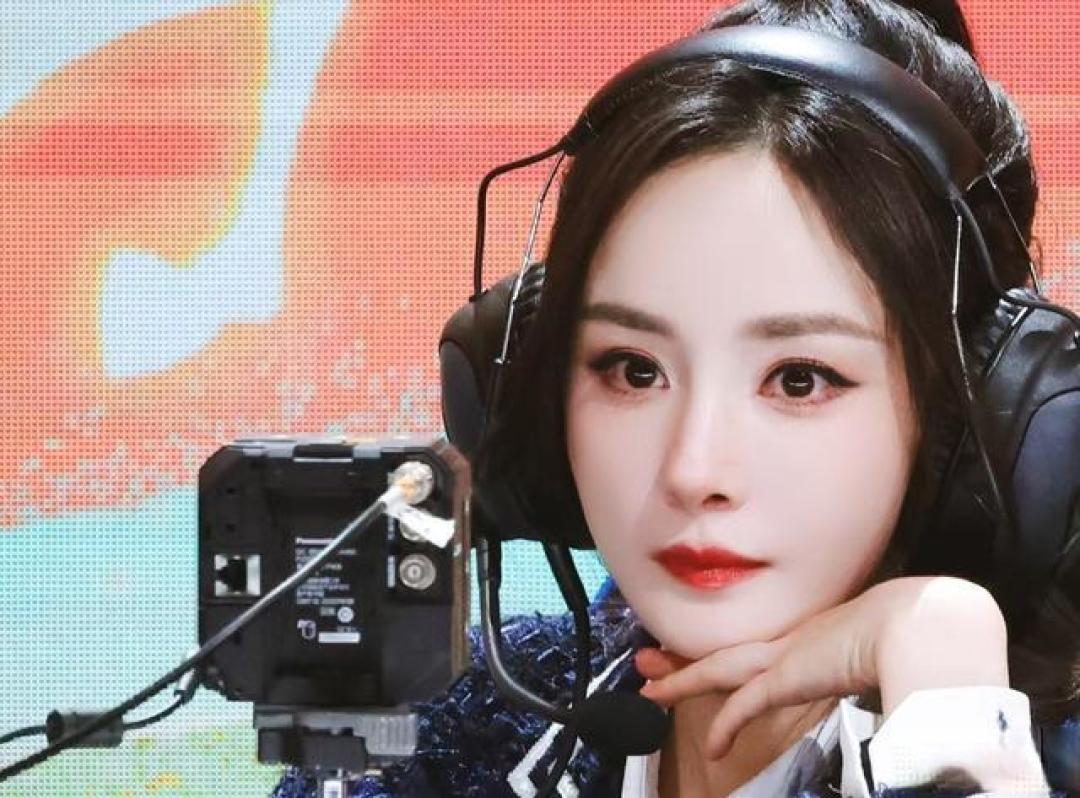 杨幂王者表演赛再搭档九尾，双马尾校花造型引热议