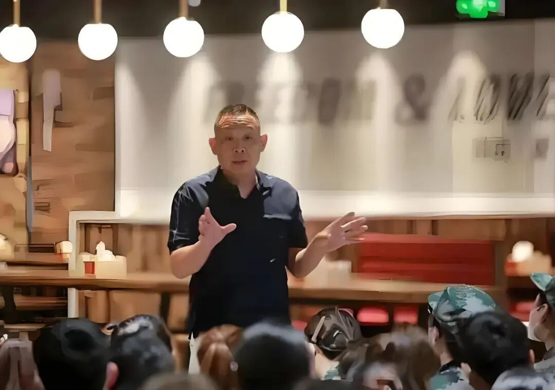 还没走就这么狠?于东来宣布卸任第二天,亲手砸了自家最赚钱的生意
