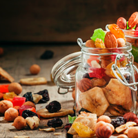 2025年春节年货市场双轨并行：传统糕点份额超50%，低卡健康零食销量激增217%