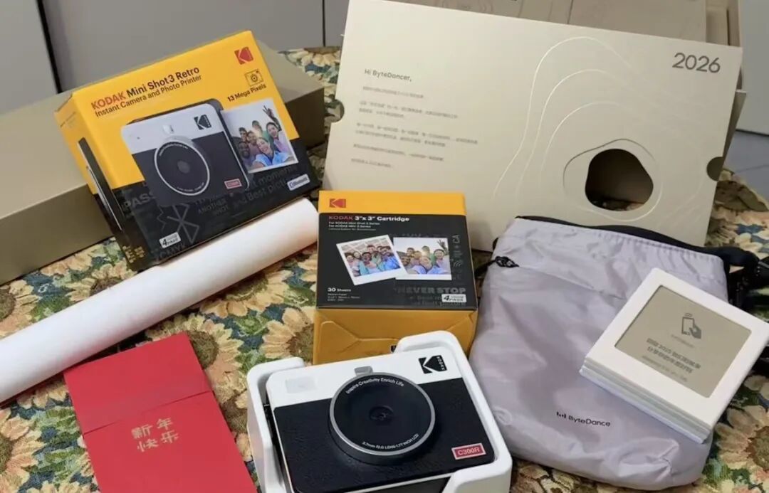 宇宙大厂新年礼盒涌入闲鱼!内含千元级相机,还能打印照片