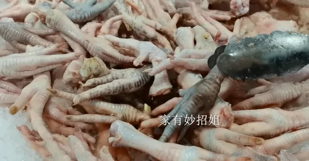 一只鸡有两个爪子,为何超市永远不会卖断货?这些鸡爪从哪来