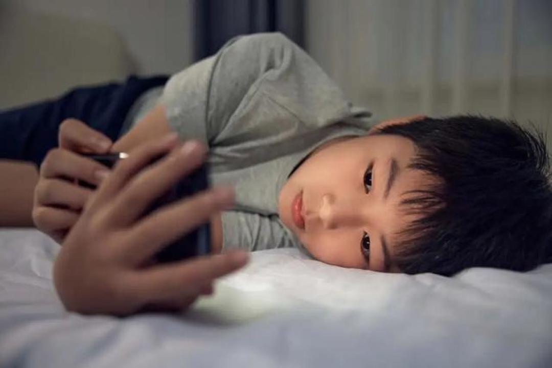 睡前忍不住刷手机?记住这几点,救救你的视力