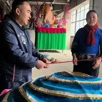 舒淇寻遗守艺人 第七集 湖南省省级非遗传承项目 乾州春会，每一个绚丽的舞台背后，都有无数个默默付出的日夜和身影， 正是这样一代代的匠心，还有这融入血液灵魂里的技艺传承，是 热爱，是坚守 ，是期盼，是遥望， 感谢这所有的热情， 让我们能够见证继续#非遗文化 #传统手艺 #匠心制作 #乾州春会 #神秘湘西