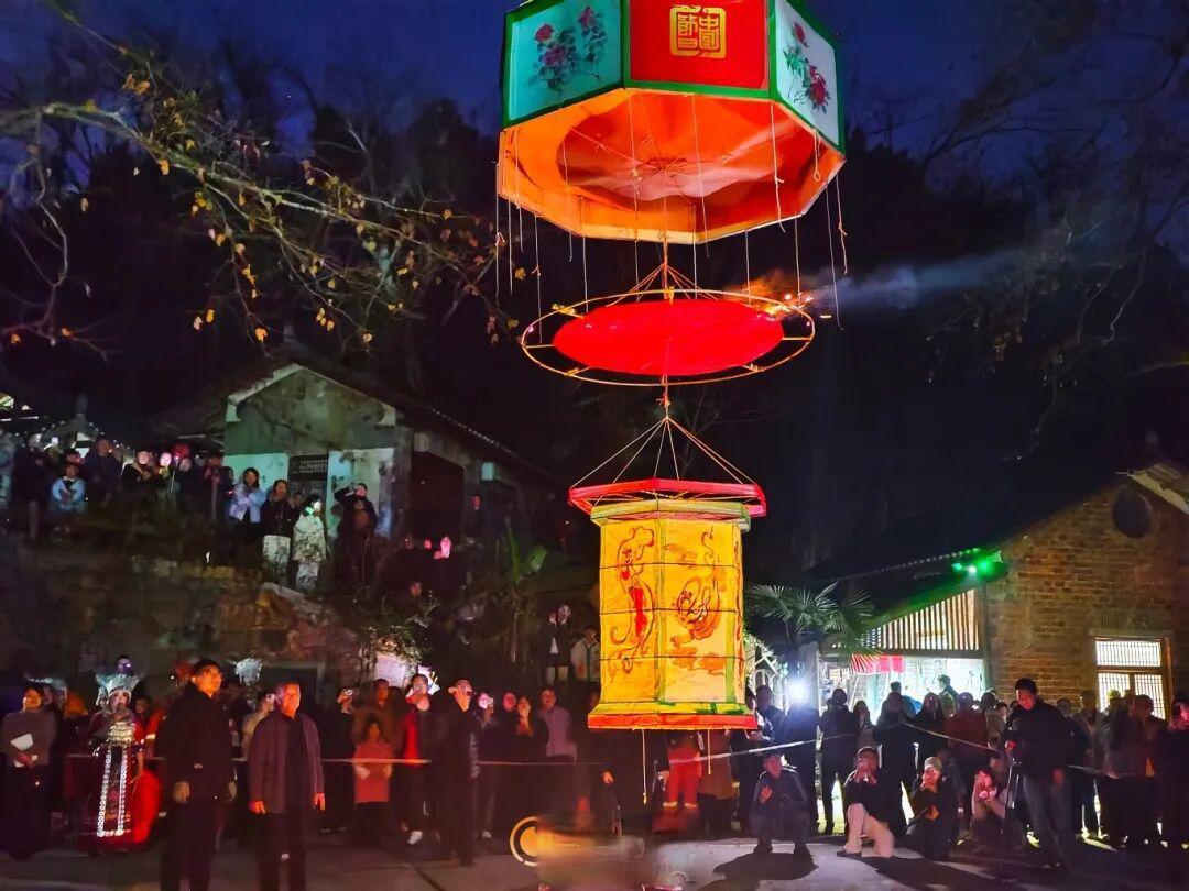 湖南湘江新区莲花镇杀猪宴开席，非遗灯影里寻地道中国年