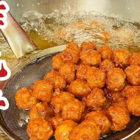 把放凉的馒头搓进肉馅里,出锅就是一份过年大家都爱吃的炸丸子,各个酥脆不回软,接下来看看如何制作!
