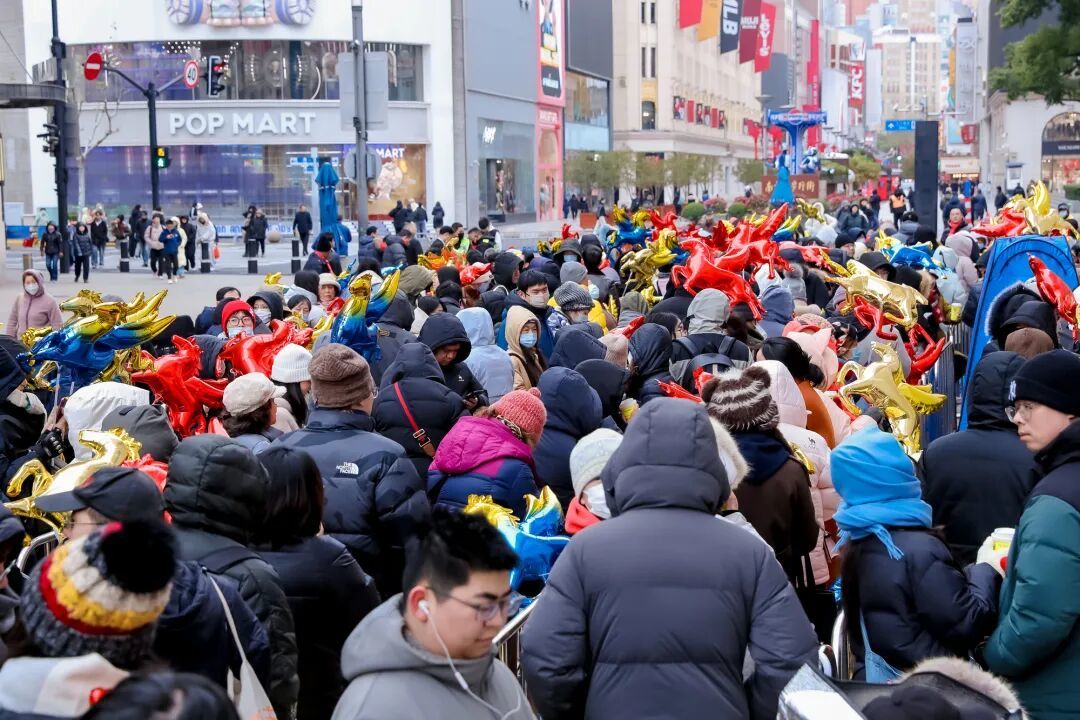 -1°C通宵排队,帐篷棉被暖宝宝一起上!一年一度新春福袋来了,消费者:“真的冷,但是值!”