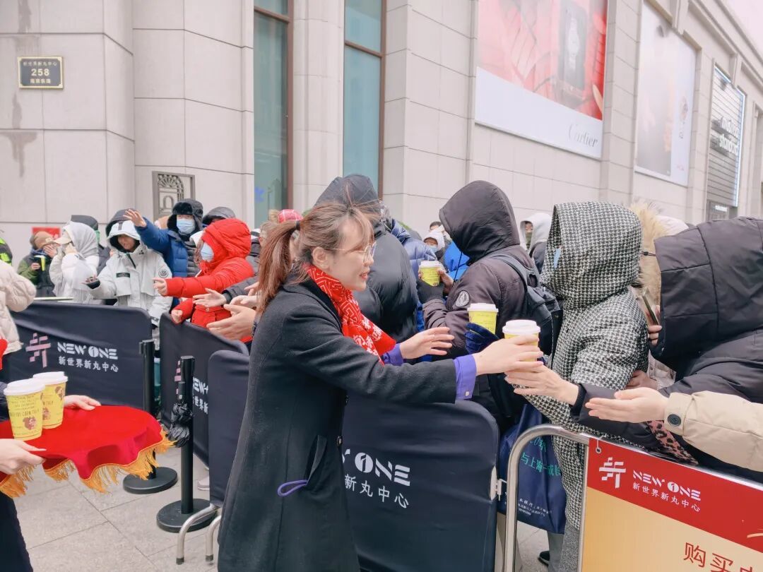 -1°C通宵排队,帐篷棉被暖宝宝一起上!一年一度新春福袋来了,消费者:“真的冷,但是值!”