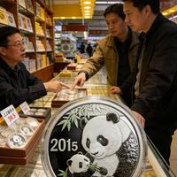 熊猫银币市场火热！这枚“错版”币半年价格翻倍，你家有吗？