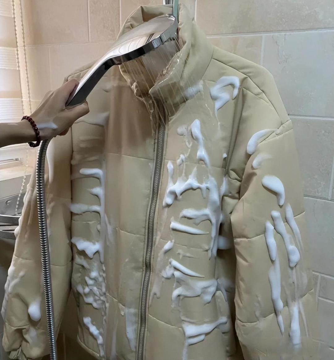 还在用错误方式清洗+收纳羽绒服了?难怪羽绒服穿1年就废,还不暖