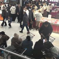 胖东来一柜台黄金临近下午基本售罄,代购称如未线上预约现场排队得两三个小时,员工:最近买黄金的人非常多,热销款会缺货