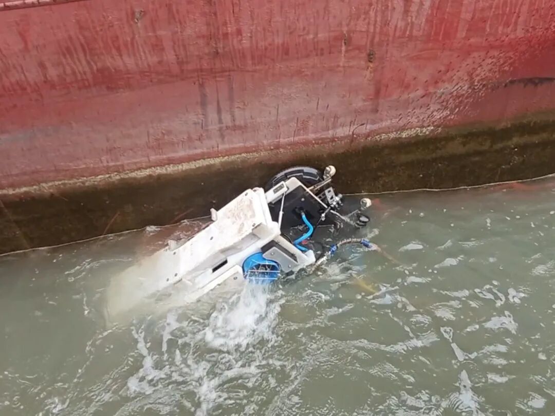 浙江海港首个水下洗船机器人上岗