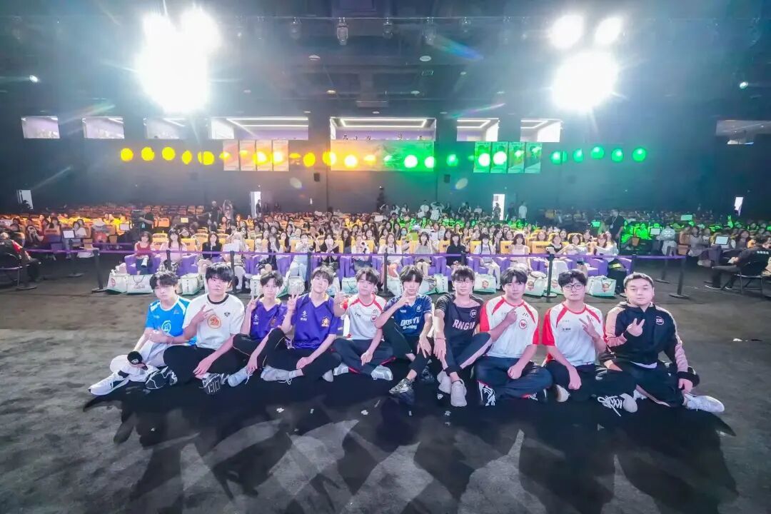 嘉年华次日热度爆表!选手粉丝齐狂欢,共度电竞梦幻夏夜