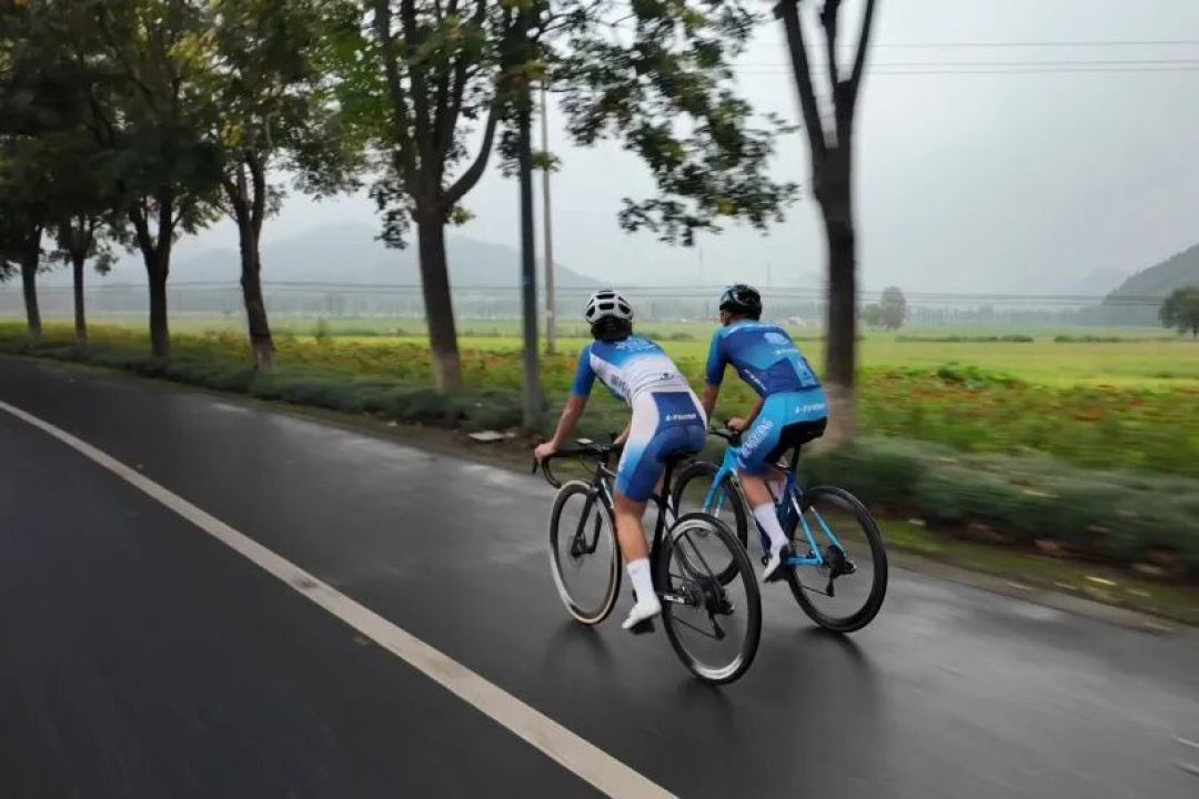 凤凰恒翔,洲际自行车队的三重奏:装备、传承与团队胜利的交响